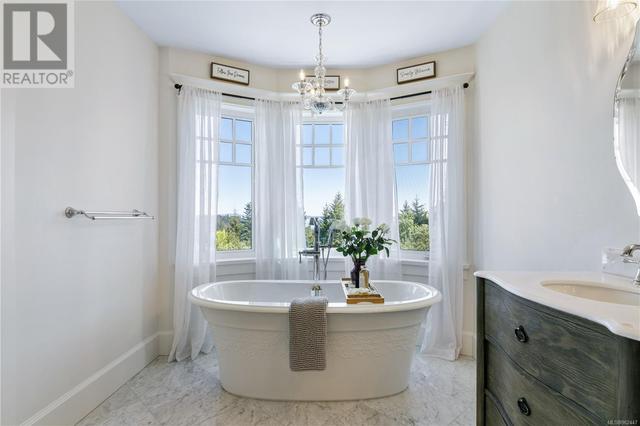 Relaxing soaker tub | Image 37