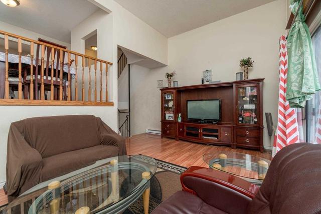 31 Mccallum Crt, Townhouse with 3 bedrooms, 2 bathrooms and 1 parking in Brampton ON | Image 6