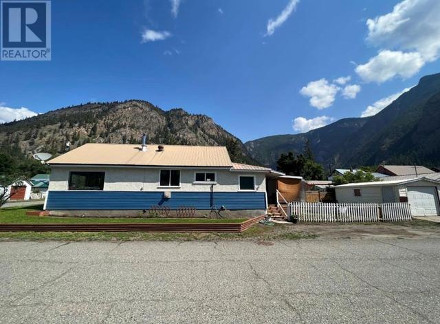 811 Ellis Ave, House detached with 2 bedrooms, 1 bathrooms and 1 parking in Okanagan Similkameen G BC | Image 21