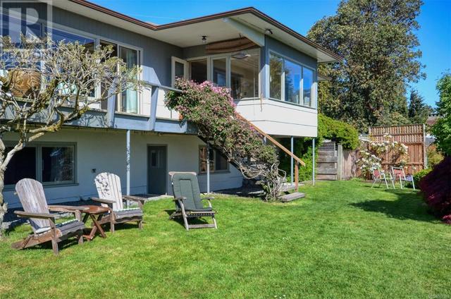 5049 Wesley Rd, House detached with 3 bedrooms, 1 bathrooms and 2 parking in Saanich BC | Image 14