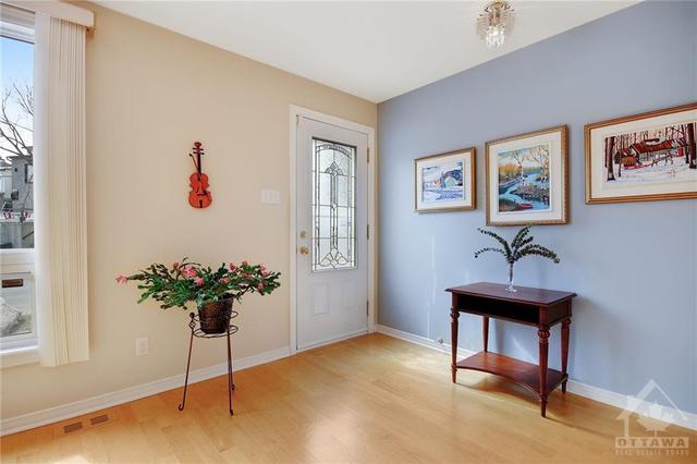 287 Montfort St, House detached with 3 bedrooms, 2 bathrooms and 2 parking in Ottawa ON | Image 4