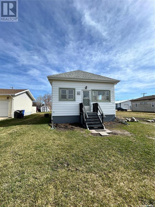 108 Carl Ave W, House detached with 2 bedrooms, 1 bathrooms and null parking in Langenburg SK | Image 2