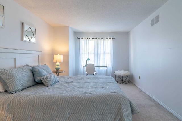 960 Mountcastle Cres, House detached with 3 bedrooms, 4 bathrooms and 6 parking in Pickering ON | Image 8