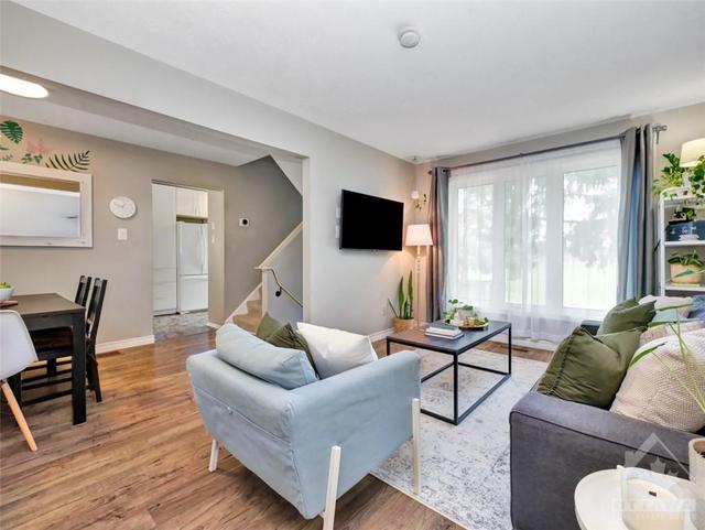 171 Salter Cres, Townhouse with 3 bedrooms, 2 bathrooms and 1 parking in Ottawa ON | Image 3