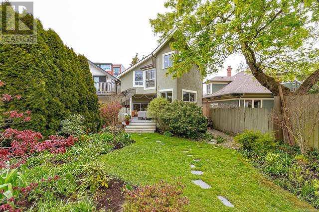 947 Meares St, House detached with 4 bedrooms, 3 bathrooms and 2 parking in Victoria BC | Image 30