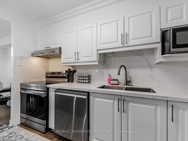 111 - 20 Sunrise Ave, Condo with 3 bedrooms, 2 bathrooms and 1 parking in Toronto ON | Image 2