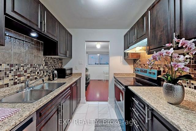 193 Fleetwood Cres, Townhouse with 3 bedrooms, 2 bathrooms and 1 parking in Brampton ON | Image 3