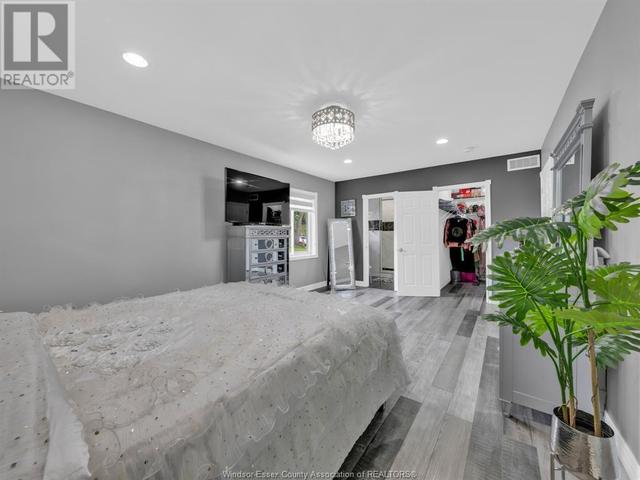 13737 Riverside Dr E, House detached with 4 bedrooms, 3 bathrooms and null parking in Tecumseh ON | Image 23