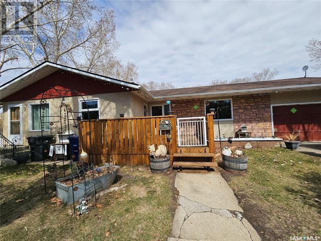 120 100th Street, House detached with 4 bedrooms, 2 bathrooms and null parking in Battle River No. 438 SK | Image 1