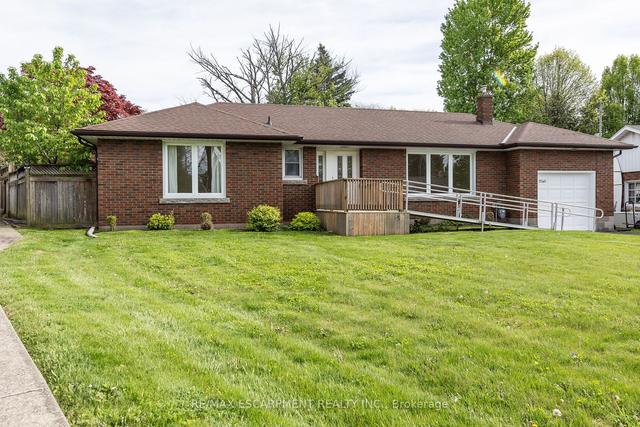 7040 Brookfield Ave, House detached with 3 bedrooms, 1 bathrooms and 5 parking in Niagara Falls ON | Image 1