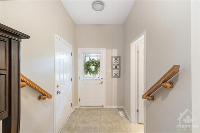 1049 Capreol St, Townhouse with 3 bedrooms, 3 bathrooms and 3 parking in Ottawa ON | Image 3