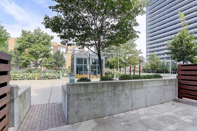 th09 - 19 Singer Crt, Townhouse with 3 bedrooms, 3 bathrooms and 1 parking in Toronto ON | Image 2