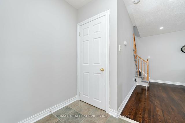 69 Town House Cres, Townhouse with 3 bedrooms, 2 bathrooms and 2 parking in Brampton ON | Image 10
