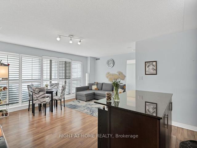 206 - 30 Herons Hill Way, Condo with 2 bedrooms, 2 bathrooms and 1 parking in Toronto ON | Image 12