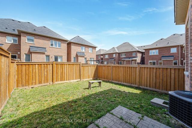 31 Yellow Sorrel Rd, House attached with 3 bedrooms, 3 bathrooms and 2 parking in Brampton ON | Image 11
