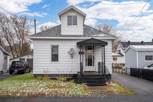 327 Victoria Ave, House detached with 2 bedrooms, 1 bathrooms and 3 parking in Cornwall ON | Image 1