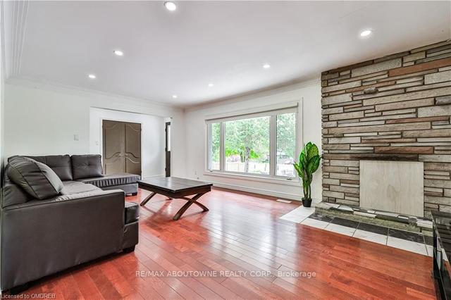 425 Plains Rd W, House detached with 3 bedrooms, 2 bathrooms and 11 parking in Burlington ON | Image 2