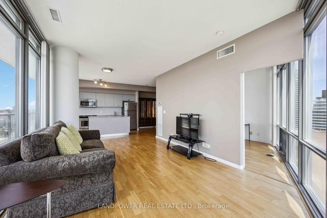 3610 - 832 Bay St, Condo with 3 bedrooms, 2 bathrooms and 1 parking in Toronto ON | Image 3