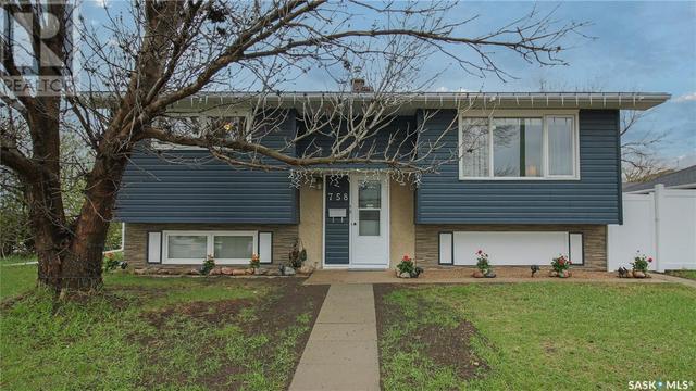758 Sweeney St, House detached with 4 bedrooms, 2 bathrooms and null parking in Regina SK | Image 2