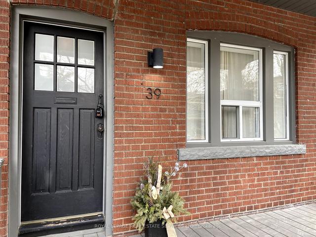 39 Gifford St, House detached with 3 bedrooms, 1 bathrooms and 1 parking in Toronto ON | Image 12