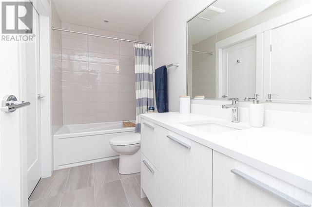 Guest bedroom extends to the secondary 4 piece full bathroom with a smartly designed cheater door, perfect to create privacy for your guests? stays | Image 39