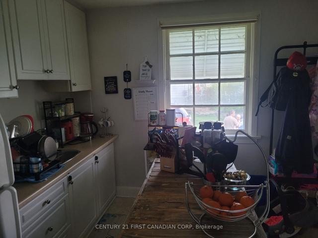 57 Homan St, House detached with 2 bedrooms, 1 bathrooms and 2 parking in London ON | Image 3