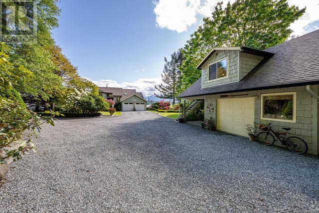 2327 Comox Ave, House detached with 5 bedrooms, 5 bathrooms and 10 parking in Comox BC | Image 6