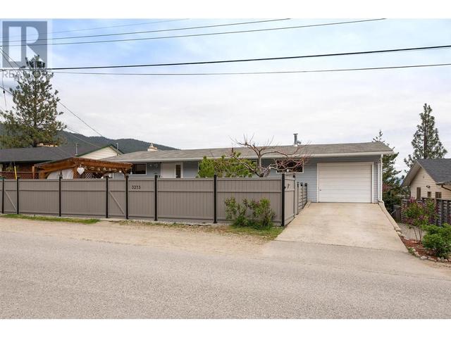 3273 Mcleod Rd, House detached with 5 bedrooms, 2 bathrooms and 1 parking in West Kelowna BC | Image 1