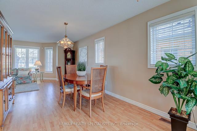 27 Amberhill Tr, Condo with 2 bedrooms, 2 bathrooms and 2 parking in Brampton ON | Image 5