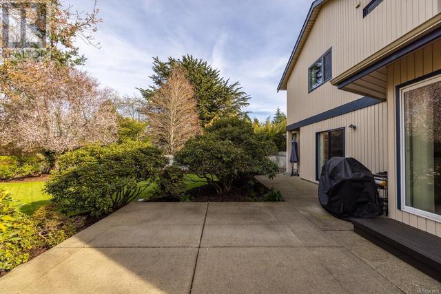 1536 Ash Rd, House detached with 5 bedrooms, 4 bathrooms and 6 parking in Saanich BC | Image 35
