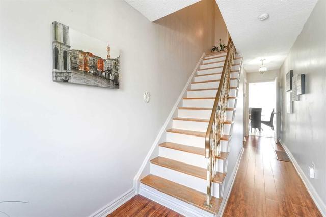 19 White Ave, House detached with 3 bedrooms, 2 bathrooms and 3 parking in Toronto ON | Image 5
