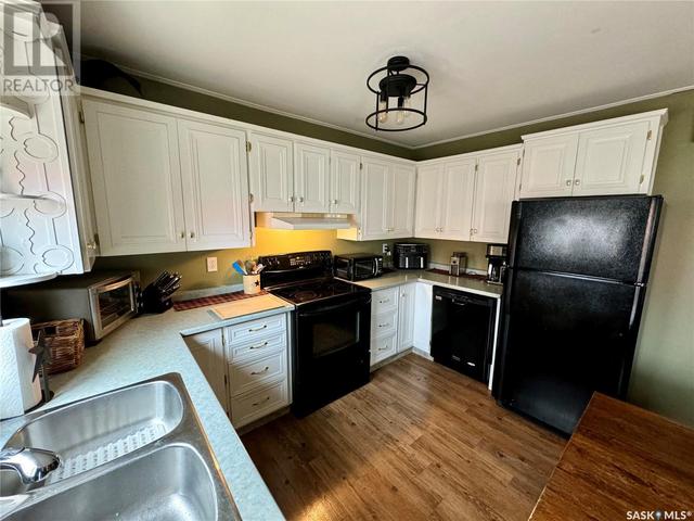 118 Cedar Ave N, House detached with 2 bedrooms, 2 bathrooms and null parking in Eastend SK | Image 13