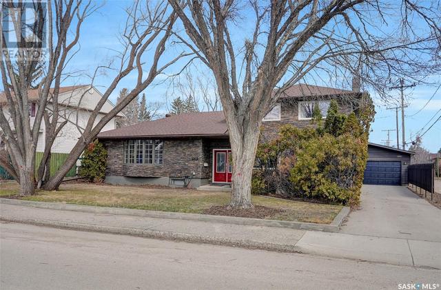 908 Henry Street, House detached with 4 bedrooms, 2 bathrooms and null parking in Moose Jaw SK | Image 3