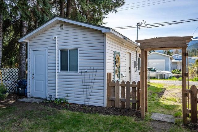 235 B Avenue, House detached with 2 bedrooms, 2 bathrooms and null parking in Central Kootenay D BC | Image 43