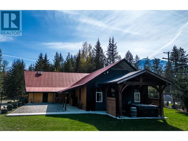 1502 Mountain View Drive, House detached with 6 bedrooms, 3 bathrooms and 10 parking in Revelstoke BC | Image 3