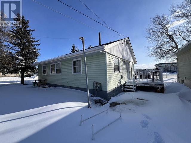 9604 96 Avenue, House detached with 5 bedrooms, 2 bathrooms and null parking in Fort St. John BC | Image 2
