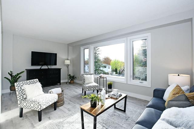 745 Pam Cres, House attached with 3 bedrooms, 2 bathrooms and 4 parking in Newmarket ON | Image 3