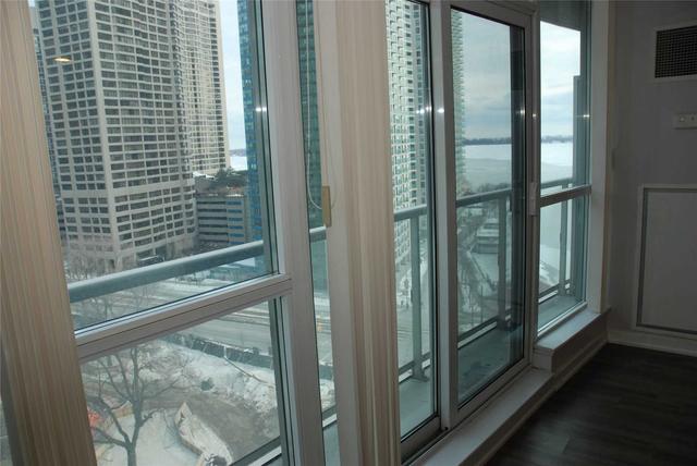 1204 - 8 York St, Condo with 1 bedrooms, 1 bathrooms and 0 parking in Toronto ON | Image 1