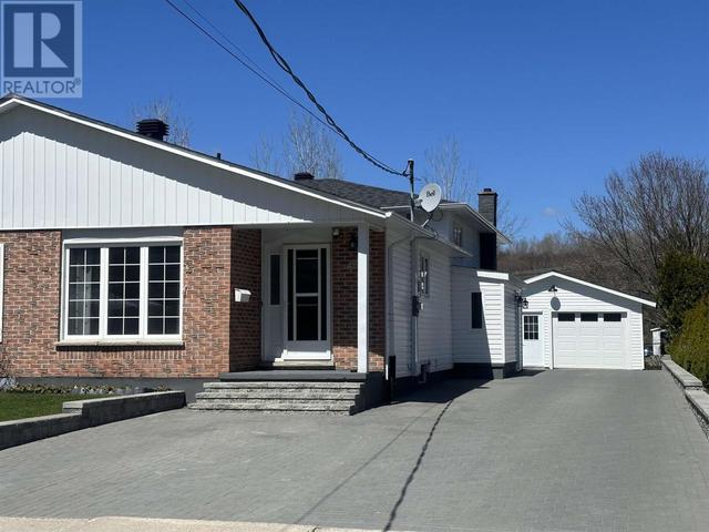 42b Washington Cres, House semidetached with 3 bedrooms, 2 bathrooms and null parking in Elliot Lake ON | Image 1