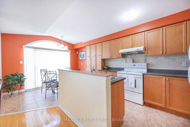 64 Briarhall Cres, House attached with 3 bedrooms, 3 bathrooms and 2 parking in Markham ON | Image 3