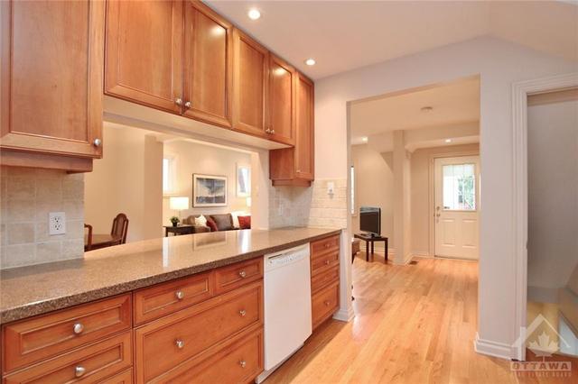 22 Gould St, House detached with 3 bedrooms, 2 bathrooms and 4 parking in Ottawa ON | Image 14