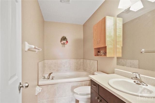 312 Quetico Private, Townhouse with 3 bedrooms, 3 bathrooms and 2 parking in Ottawa ON | Image 21
