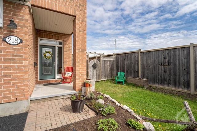 218 Espin Hts, Townhouse with 3 bedrooms, 3 bathrooms and 3 parking in Ottawa ON | Image 2