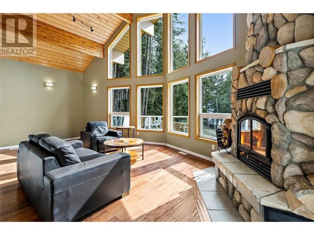 7889 Gardiner Road, House detached with 4 bedrooms, 3 bathrooms and 6 parking in Columbia Shuswap F BC | Image 4