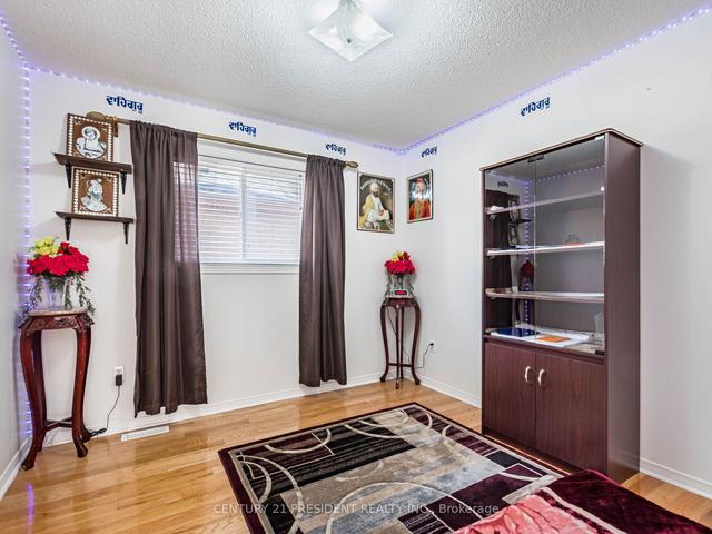36 Prince Cres, House detached with 4 bedrooms, 4 bathrooms and 3 parking in Brampton ON | Image 18