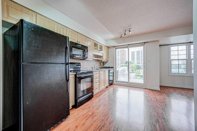 16 - 37 Four Winds Dr, Townhouse with 2 bedrooms, 2 bathrooms and 1 parking in Toronto ON | Image 2