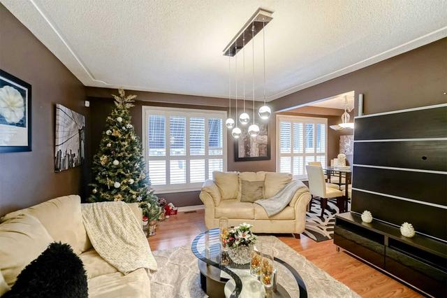 12 Rochelle Dr, House detached with 3 bedrooms, 2 bathrooms and 3 parking in St. Catharines ON | Image 2
