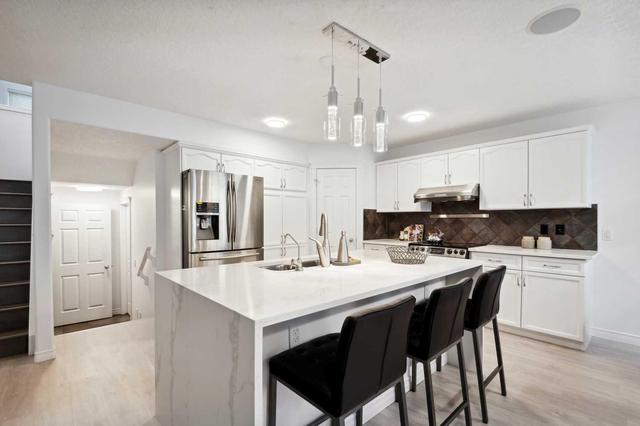 12431 Crestmont Blvd Sw, House detached with 4 bedrooms, 3 bathrooms and 4 parking in Calgary AB | Image 3
