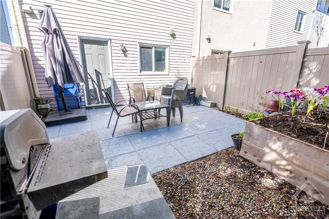 1963 Greenway Park Lane, Townhouse with 3 bedrooms, 2 bathrooms and 2 parking in Ottawa ON | Image 18