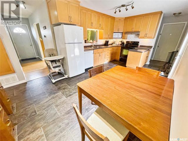 312 3rd Ave Se, House detached with 4 bedrooms, 2 bathrooms and null parking in Swift Current SK | Image 3